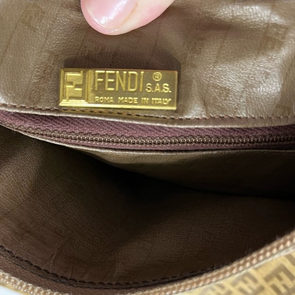 Vintage Fendi shoulder bag. This bag is in very good condition. - Picture 7 of 7